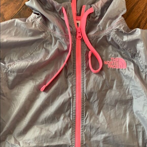 New The North Face packable wind shell. XS - Picture 2 of 4